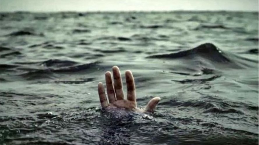 В Киеве нетрезвая женщина на третьем месяце беременности упала с матраса на середине озера и утонула