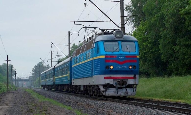 В Киеве группа хулиганов остановила поезд и забросала его камнями