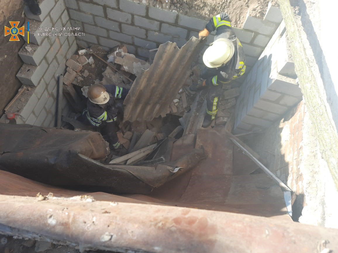 В Киевской области спасатели вытащили из-под завалов двух мужчин