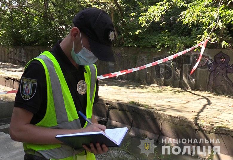 В Голосеевском районе Киева на улице обнаружен труп (видео)