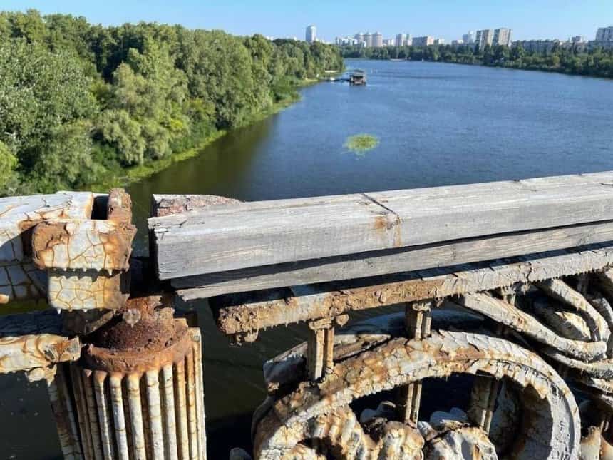В Киеве разрушается мост Патона