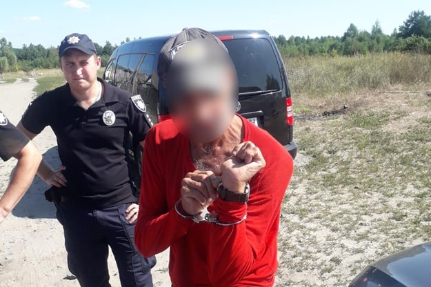 В Киевской области нетрезвый мужчина ударил топором по голове спящего собутыльника (видео)