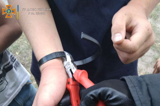 В Киеве подросток связал себе руки капроновыми стяжками и не смог освободиться. Ребенка спасли бойцы ГСЧС