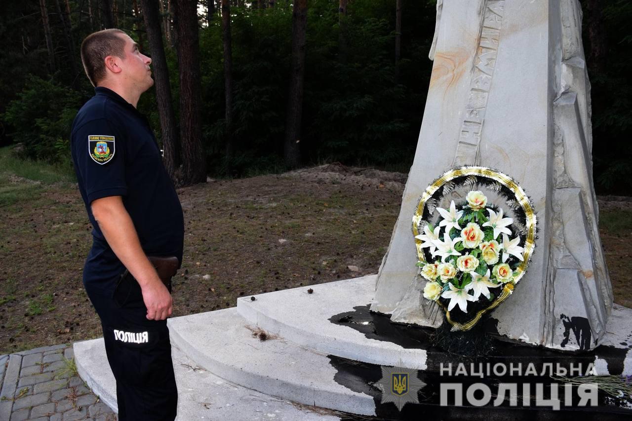 В Киевской области вандал облил краской памятник погибшему на Евромайдане