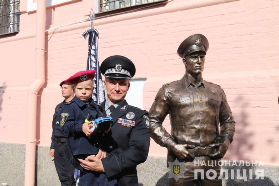 В Киеве открыли памятник, изготовленный из 180-ти килограммов бронзы