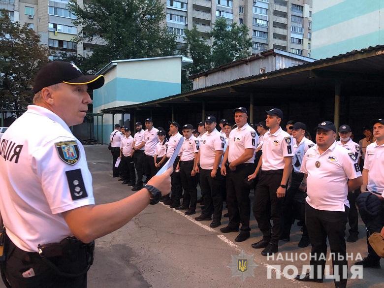 На улицы Киева вывели усиленные наряды полиции, работают кинологи с собаками