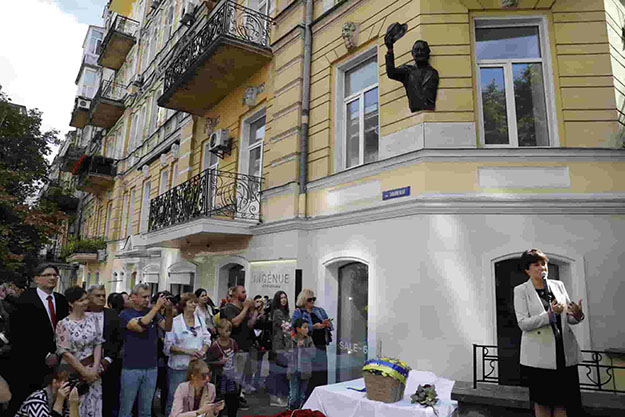 В Киеве открыли мемориальную барельеф в честь актера Богдана Ступки