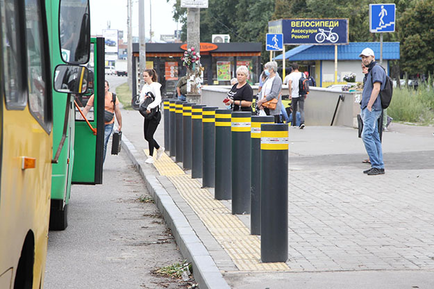 В Киеве остановки транспорта защитят от неуправляемых автомобилей