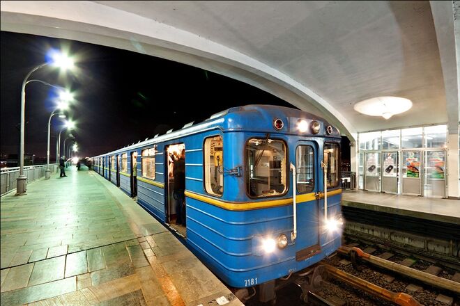 В киевском метро женщина-пассажир в вагоне распивала водку (видео)