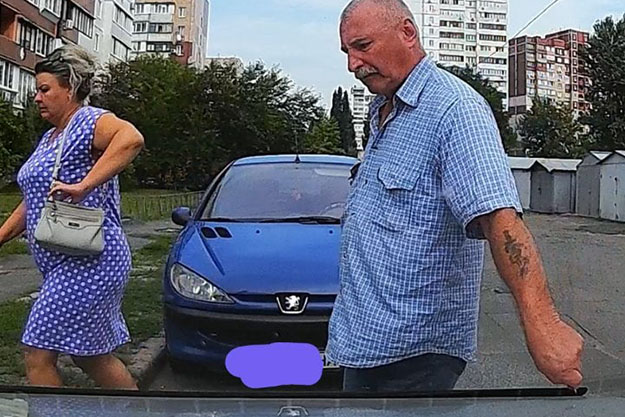 В Киеве на Троещине видеорегистратор зафиксировал, как мужчина царапает капот припаркованного во дворе автомобиля (видео)