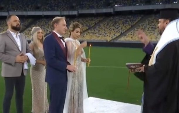 В Киеве новобрачные устроили венчание на стадионе (видео)