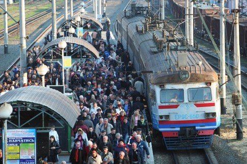 В Киевской области отменили часть электропоездов. На перронах скопились толпы пассажиров (видео)