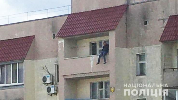 В Обуховском районе мужчина пытался выброситься с девятого этажа и покончить с собой (видео)