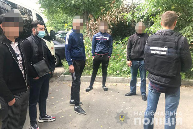 Киевские полицейские выявили пятерых нелегалов. Иностранцев выдворят из страны