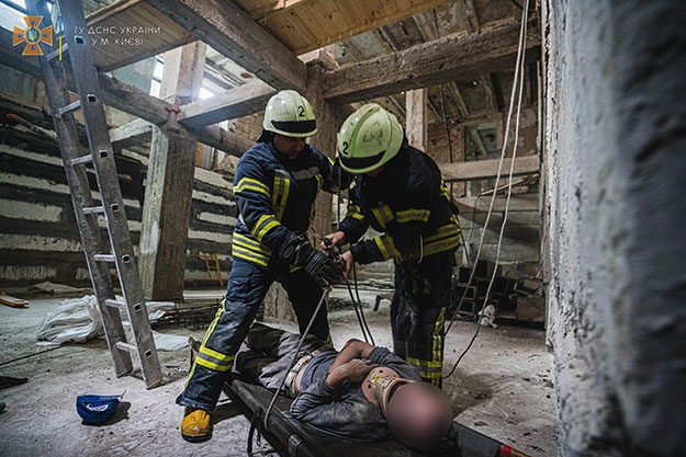 В Киеве на стройплощадке человек провалился в подвальное помещение (фото)