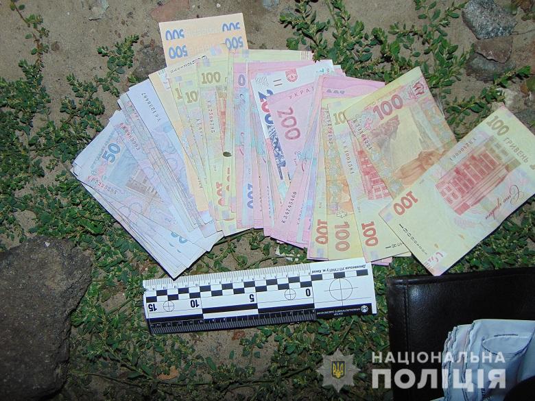 В Киеве на Троещине грабитель отобрал у продавца ларька 11 тысяч гривен. Преступника задержали прохожие