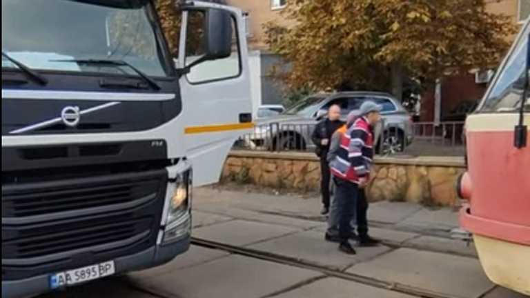 В центре Киева вагоновожатый и водитель мусоровоза устроили драку