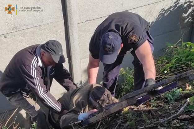 В Киевской области человек упал в канаву. Понадобилась помощь спасателей