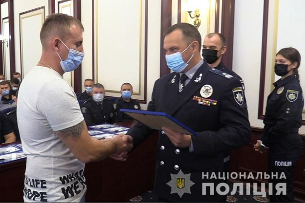 Киевляне, задержавшие вооруженного грабителя, получили награды