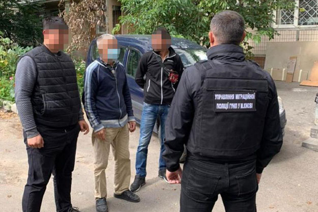 В Деснянском районе столицы полицейские выявили трех нелегальных мигрантов