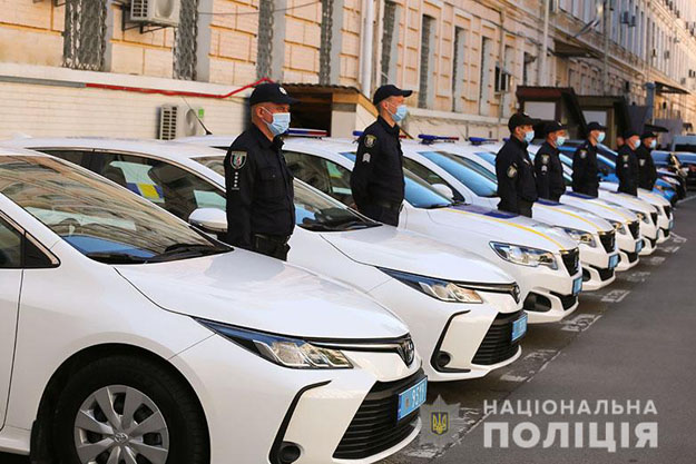 Киевские полицейские получили 18 служебных автомобилей: Mitsubishi, Toyota и Peugeot