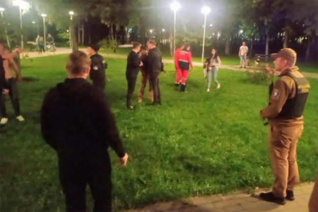 В Днепровском районе Киева в парке нетрезвые граждане напали на работников “Муниципальной охраны”