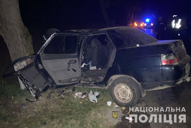 В Киевской области полицейский на автомобиле столкнулся с деревом и скончался в больнице