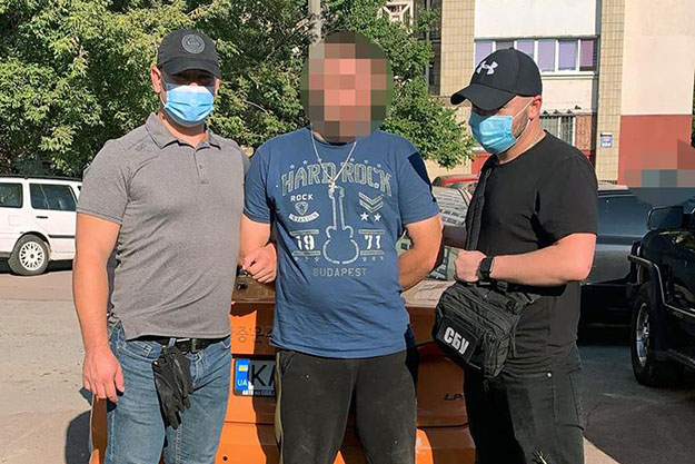 В Киеве двое приезжих вымогали у местного жителя 30 тысяч долларов США