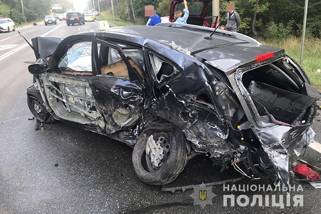 В Голосеевском районе Киева пьяный водитель спровоцировал масштабное ДТП. Скорые увезли в больницу пятерых человек