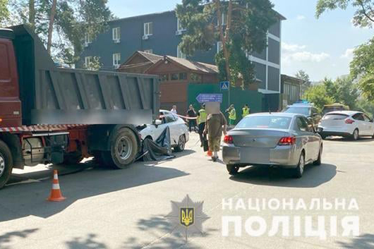 В Киеве водитель легкового автомобиля сбил женщину на мопеде. Пострадавшая в ДТП скончалась на месте