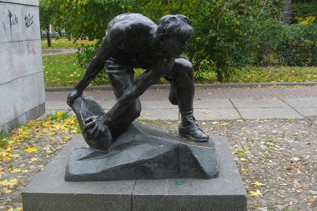 В Киеве на ВДНХ установили скульптуру “Булыжник - оружие пролетариата”