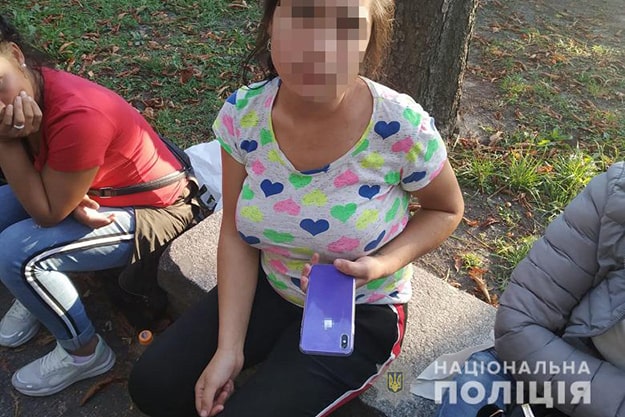В Киеве на Печерске две воровки похитили мобильный телефон у иностранца
