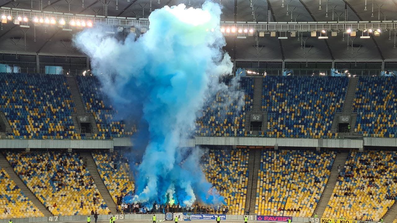 В Киеве на стадионе во время матча Премьер-лиги футбольные хулиганы сломали руку болельщику