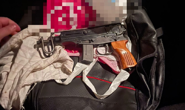 В Киевской области трое местных жителей продавали пистолет-пулемет “Скорпион”