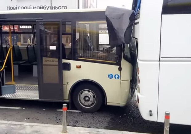 В Киеве на Петровке произошло столкновение двух автобусов. Пострадали несколько человек (видео)