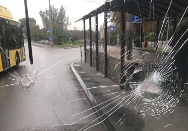 В Киеве совершены нападения на пассажирские автобусы. Перевозчики говорят о переделе рынка в стиле “лихих 90-х”