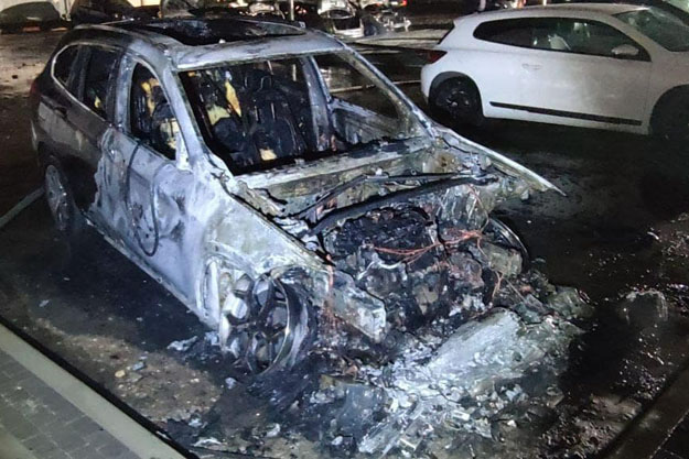 В поселке под Киевом сгорели пять автомобилей во дворе жилого дома