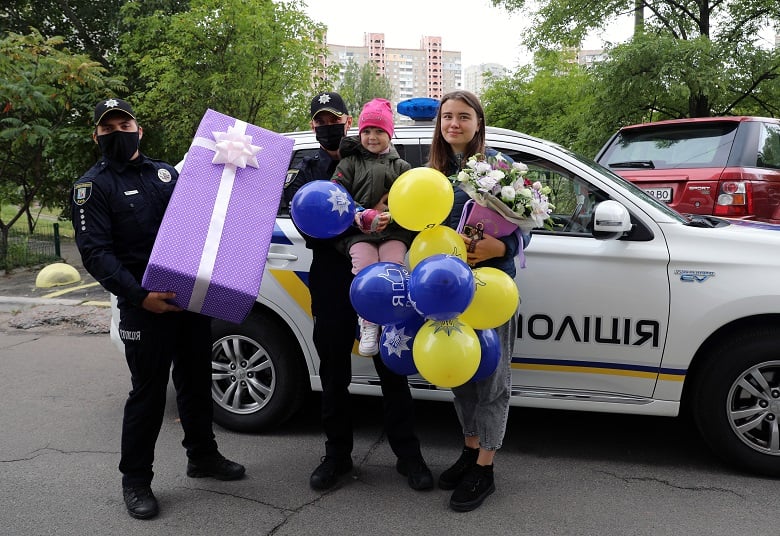 Киевские полицейские подарили четырехлетней девочке кукольный дом