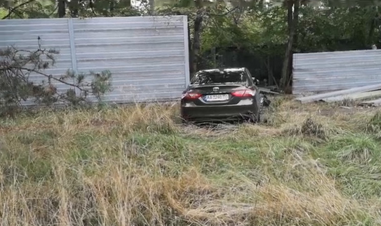 В Конча-Заспе женщина на автомобиле Toyota врезалась в забор государственной резиденции (видео)