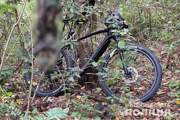 В Киевской области грибники в лесу обнаружили труп велосипедиста