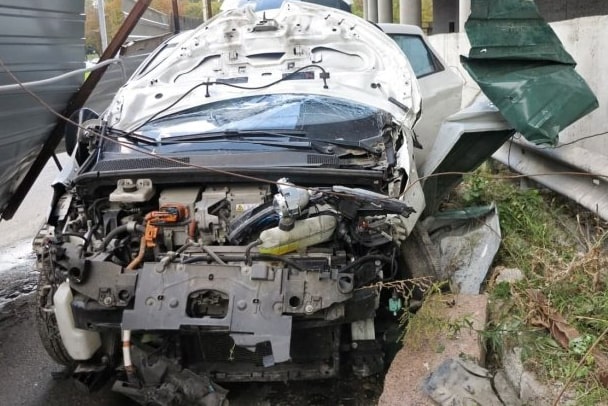 В Киеве на Борщаговке женщина-водитель снесла ограждение стройплощадки и разбила автомобиль