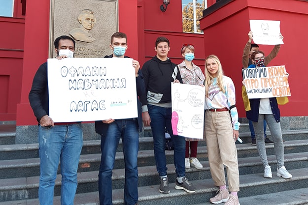 Киевские студенты провели акцию протеста против дистанционного обучения
