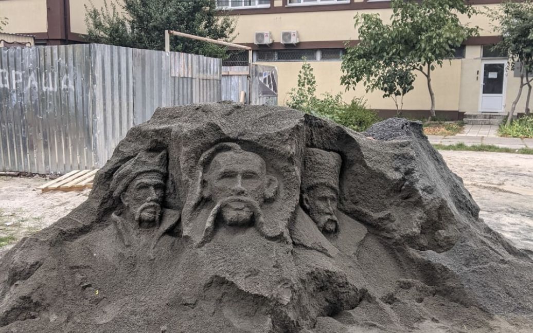 В Киеве появилась редкая скульптурная композиция из щебня