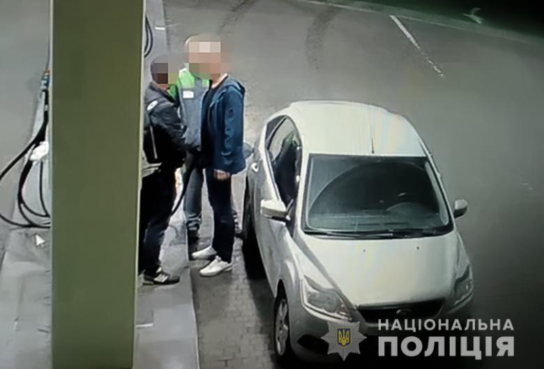 Появилось видео убийства на АЗС в Киеве. Пассажир такси избил нетрезвого мужчину (видео)