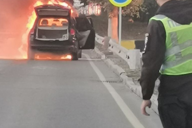 В Борисполе посреди дороги сгорел BMW X5