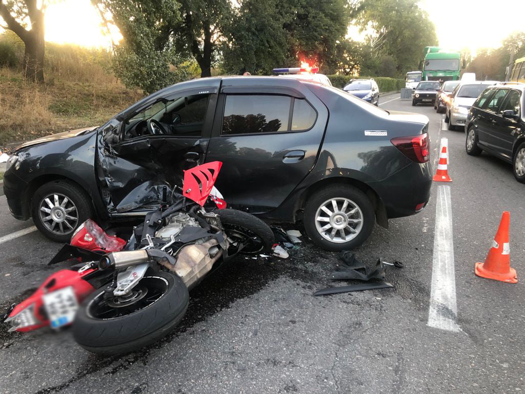 В Белой Церкви автомобиль Renault сбил мотоциклиста. Пилот скончался в машине скорой помощи