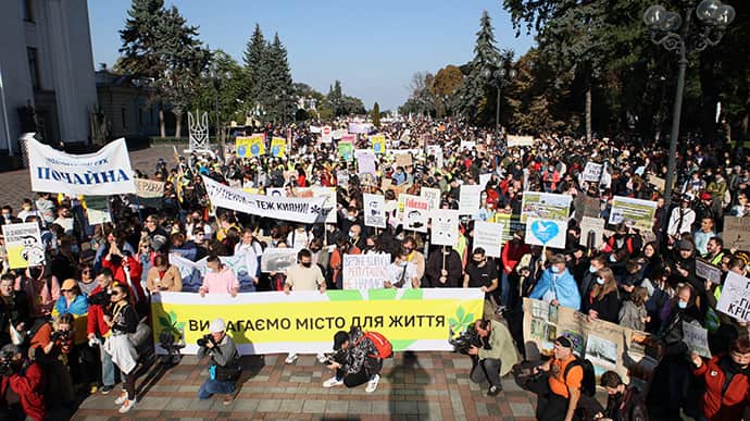 В Киеве протестующие требовали провести реформу транспорта, обеспечить чистый воздух и воду