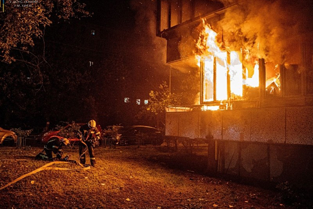 В Киеве на Оболони произошел пожар на первом этаже жилой высотки