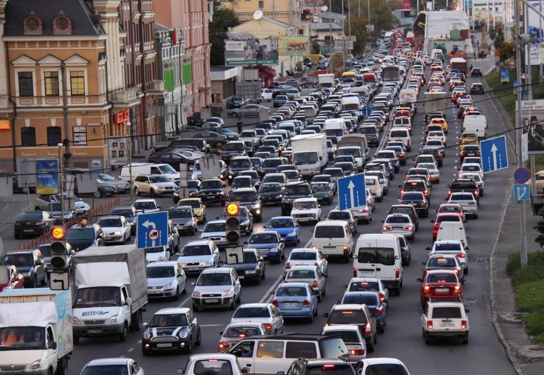 В Киеве средний водитель автомобиля теряет в пробках 45 минут в сутки