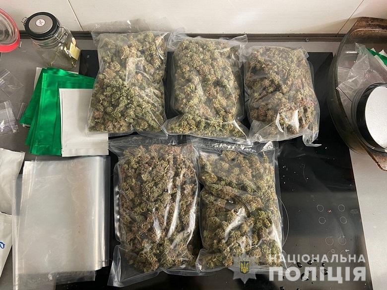 В Киеве дилер распространял наркотики через интернет